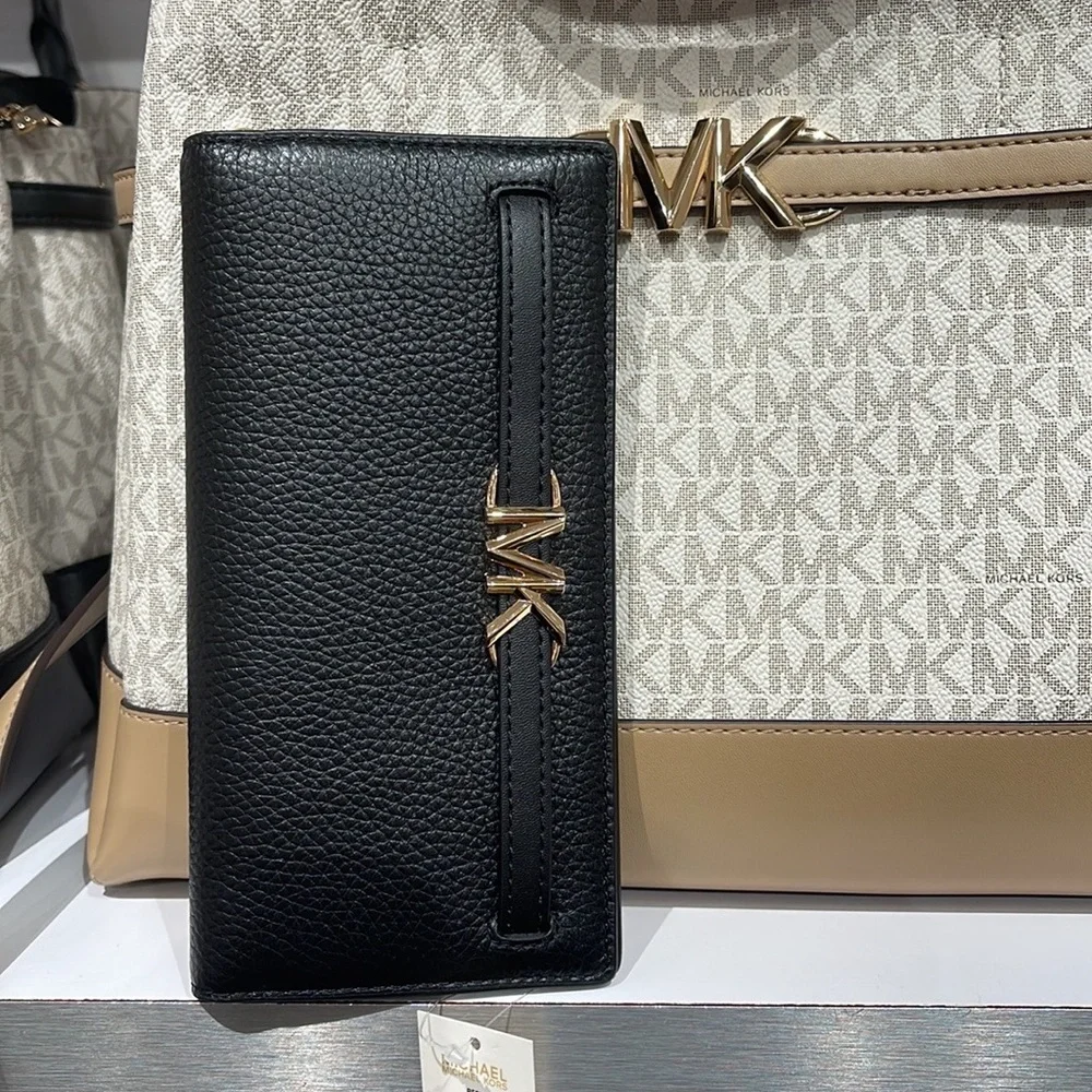 MICHAEL KORS
Reed Large Pebbled Leather Snap Wallet
Style# 35S3G6RE3L
Black 
NWT - Picture 3 of 16